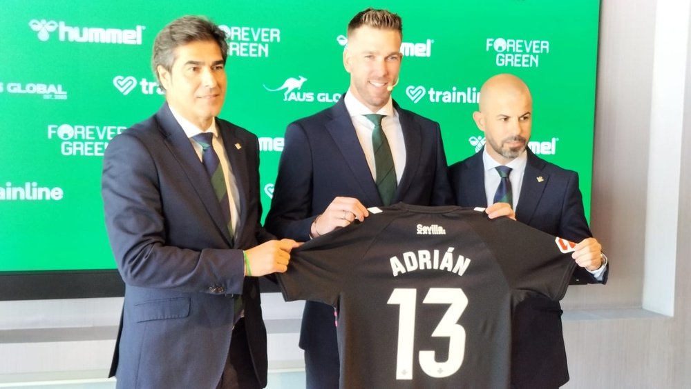 Ángel Haro y Manu Fajardo posan junto a Adrián en su presentación. Juan Guillermo Salas