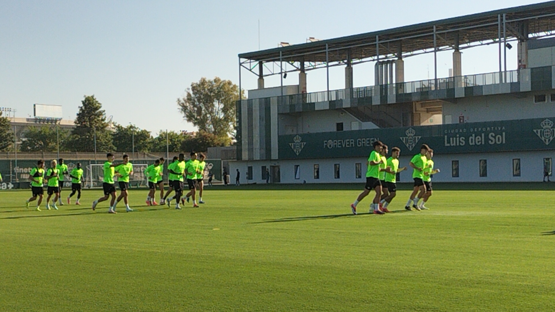 Entrenamiento del Betis esta mañana en la Ciudad Deportiva Luis Del Sol. Juan Guillermo Salas
