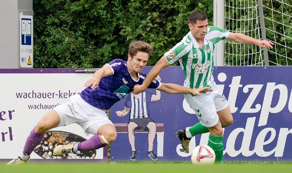 El Real Betis enfrentandose al Austria Salzburg en pretemporada. En la imagen, Perraud. RBB