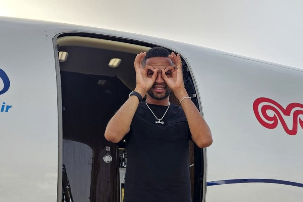En-Nesyri antes de montarse al avión para poner rumbo a Estambul y cerrar su fichaje por el Fenerbahce Foto: Fenerbahce