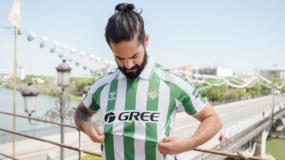 Isco, con la primera equipación del Real Betis con el logo de GREE, que será el principal patrocinador del equipo durante tres años.- RBB