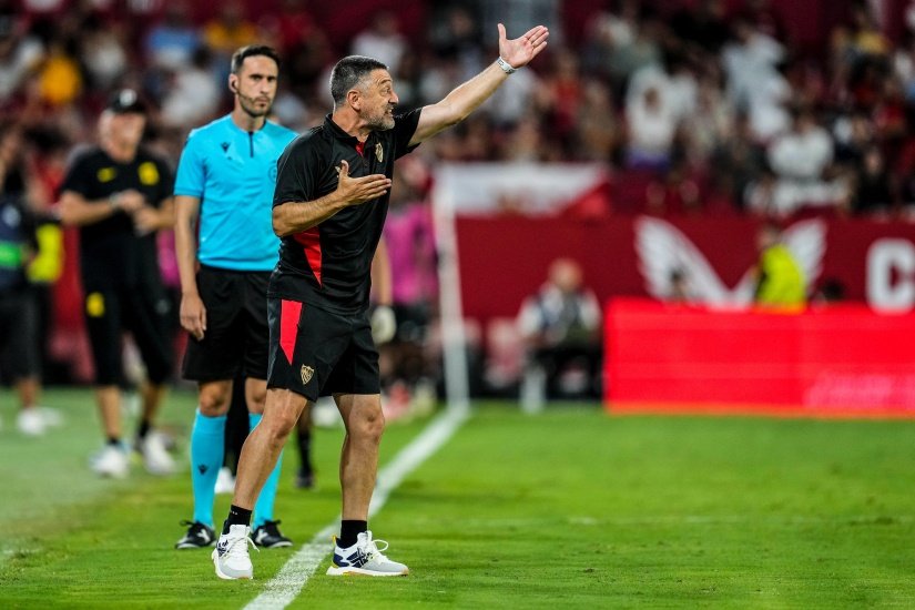 García Pimienta dando instrucciones en su primer partido como entrenador sevillista en el Ramón Sánchez-Pizjuán  Foto: Sevilla FC
