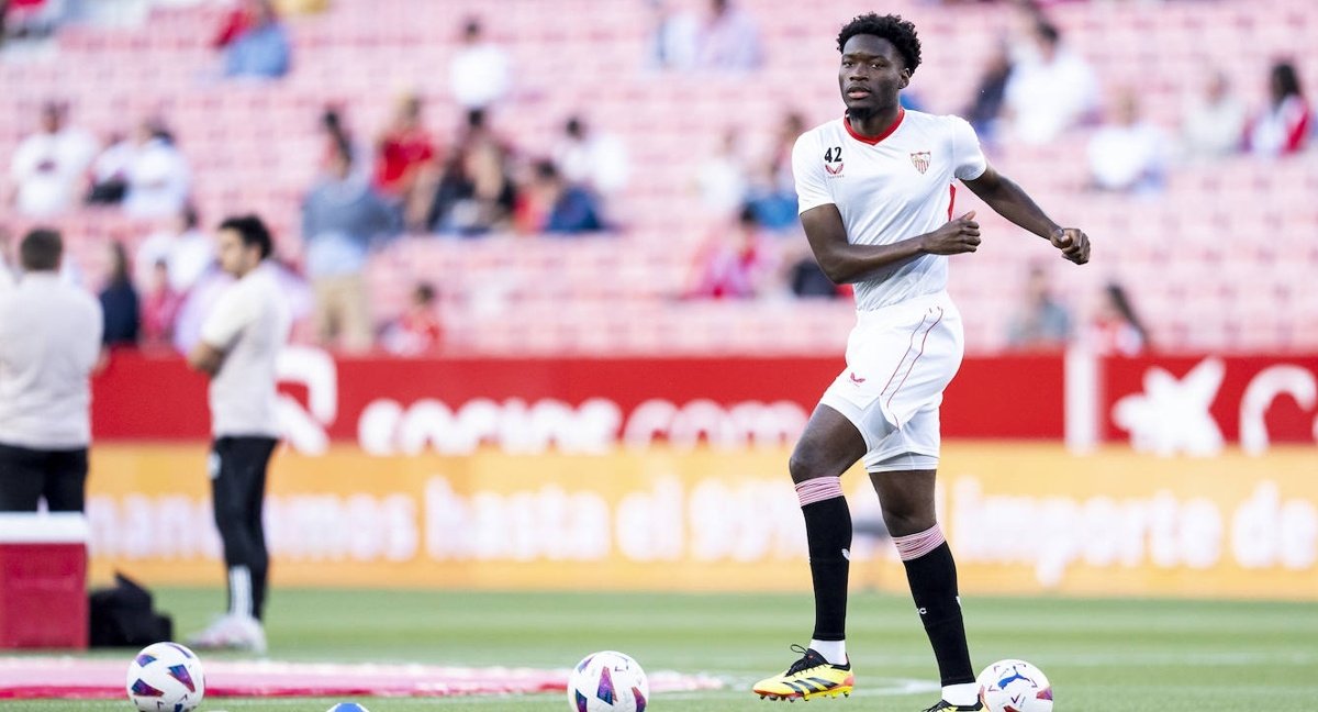 Agoumé, durante un calentamiento prepartido con el Sevilla FC Foto: EP