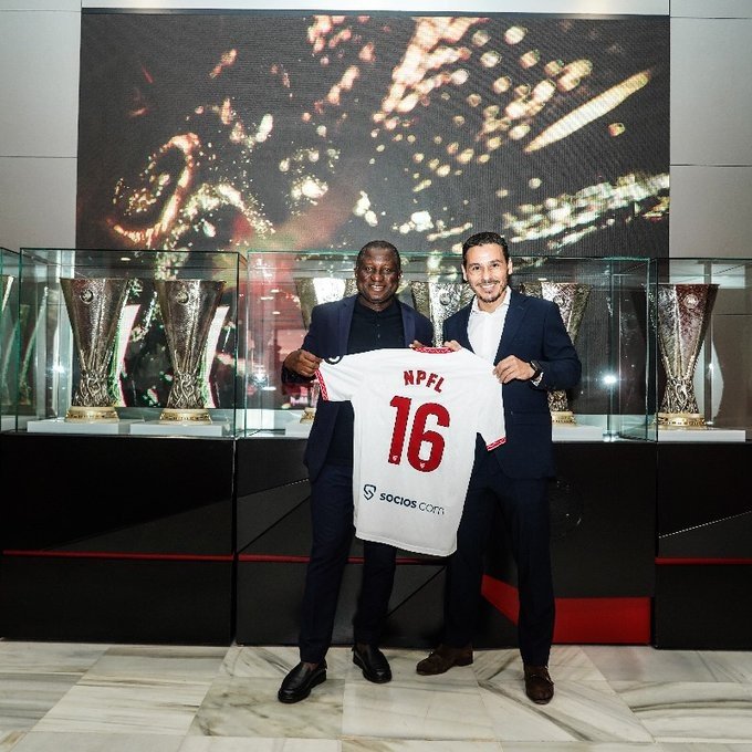 Del Nido Carrasco junto a Gbenga Elegbeleye, presidente de la NPFL, tras sellar un acuerdo de colaboración    Foto: Sevilla FC