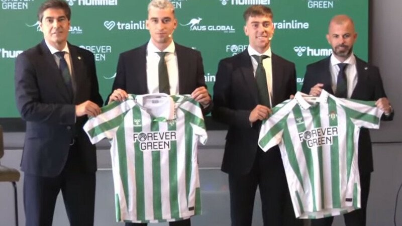 El presidente del Real Betis, Ángel Haro, junto a Marc Roca, Iker Losada y Manu Fajardo.- RBB