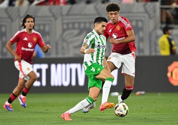 Marc Bartra disputando sus primeros minutos con el Real Betis en esta pretemporada.- AFP