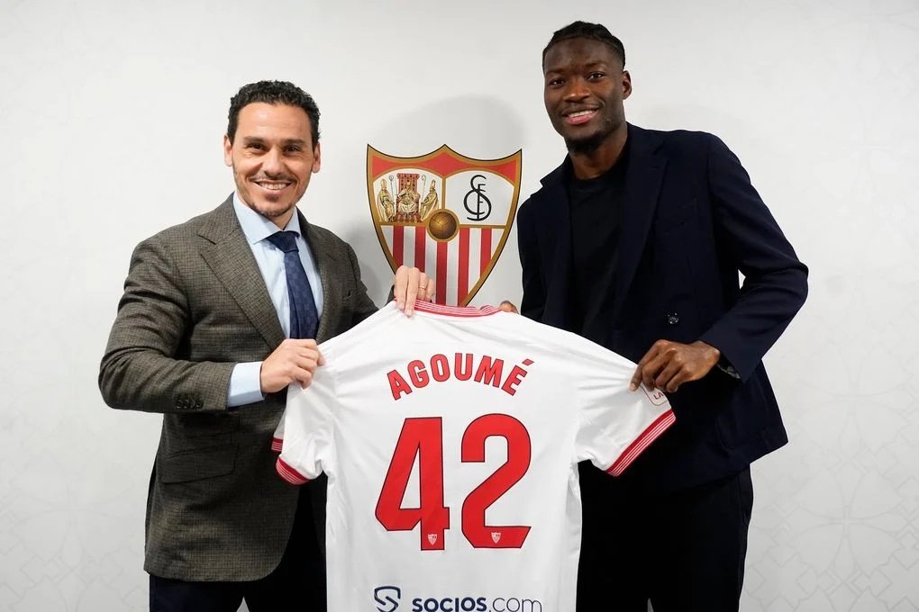 Agoumé, posando con su camiseta junto a Del Nido Carrasco tras llegar cedido al Sevilla FC en enero de 2024  Foto: SFC