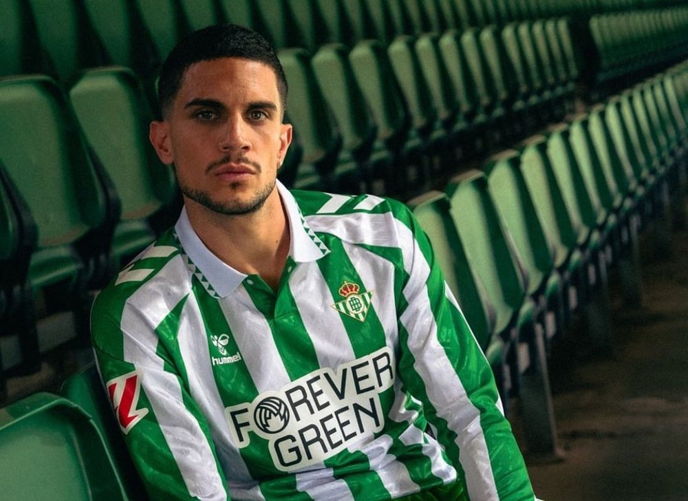 Marc Bartra posa con la nueva equipación del Real Betis. RBB