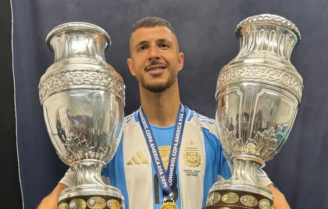 Guido Rodríguez, junto a los dos Copa América que ha conquistado con Argentina. @guiido_rodriguez