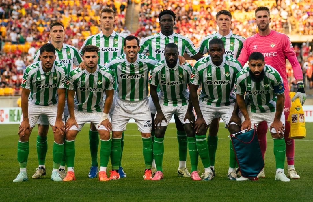 Foto de equipo en el amistoso ante el Liverpool.- RBB