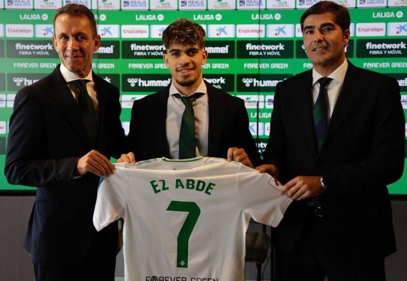 Ramón Planes, Ez Abde y Ángel Haro, durante la presentación del marroquí como nuevo jugador del Real Betis.- RBB