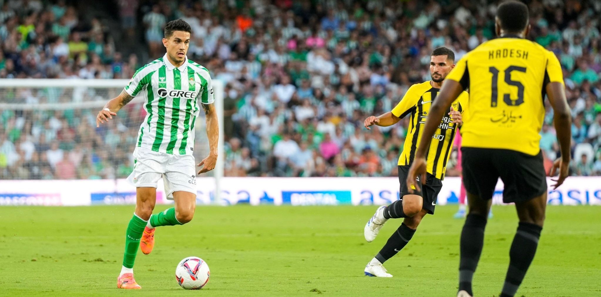 Bartra conduce un balón ante dos rivales. RBB