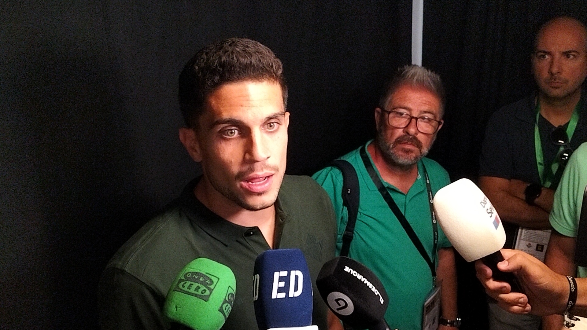 Marc Bartra en zona mixta tras el amistoso contra el Al-Ittihad.- JG