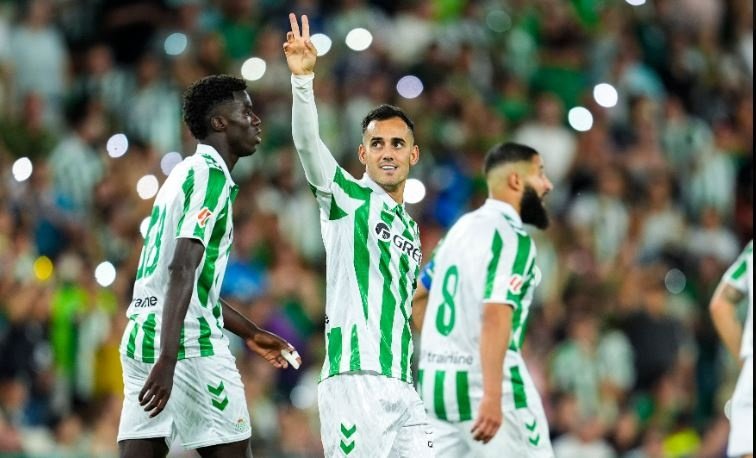 Juanmi celebra el gol anotado este sábado, junto a Assane Diao y Fekir, que también marcó.- RBB