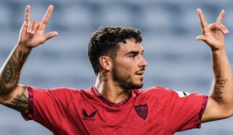 Isaac Romero celebrando uno de sus goles en el amistoso de pretemporada ante el Fulham  Foto: Sevilla FC