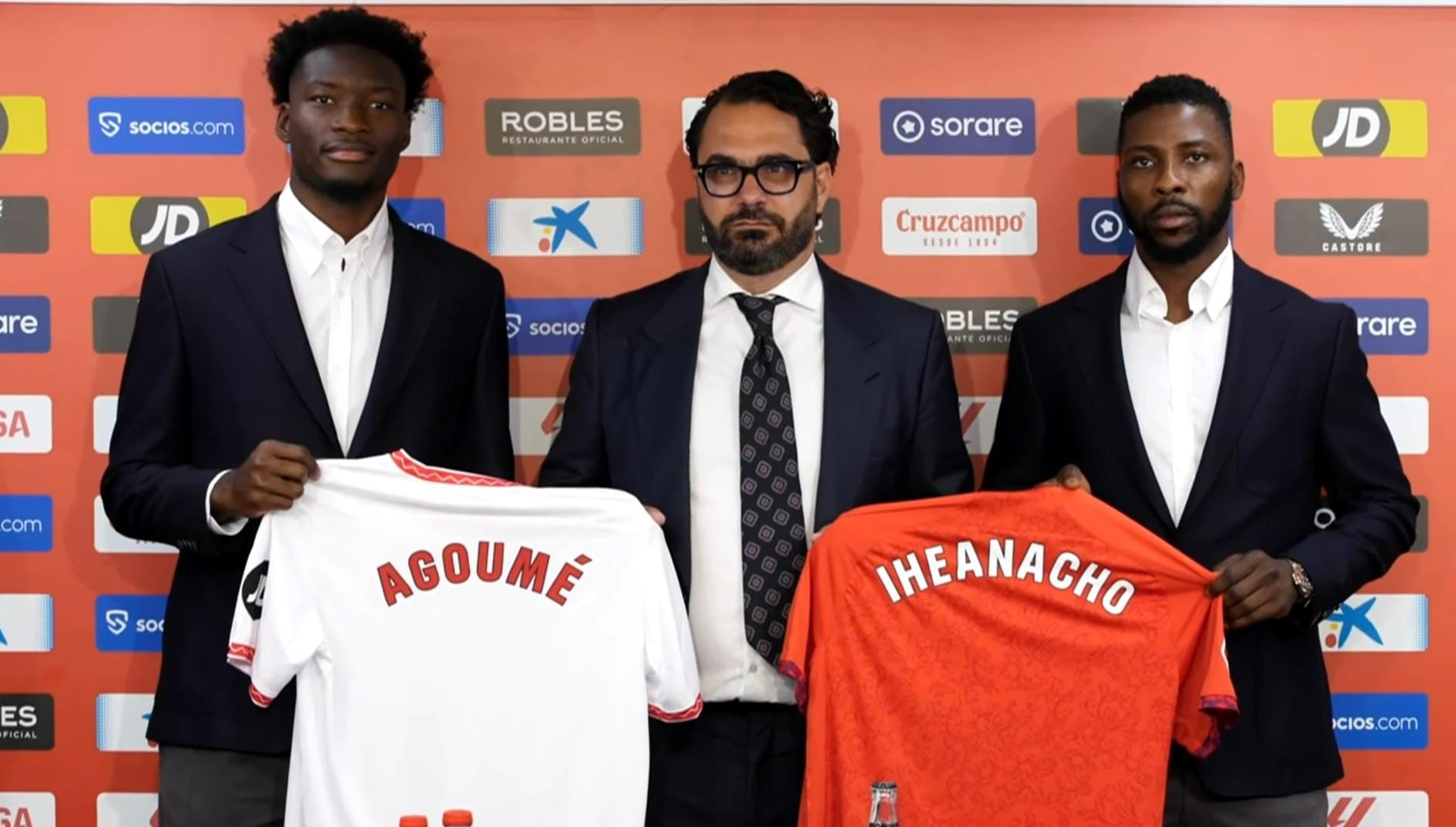 Víctor Orta junto a Agoumé e Iheanacho en la presentación de ambos como jugadores del Sevilla FC