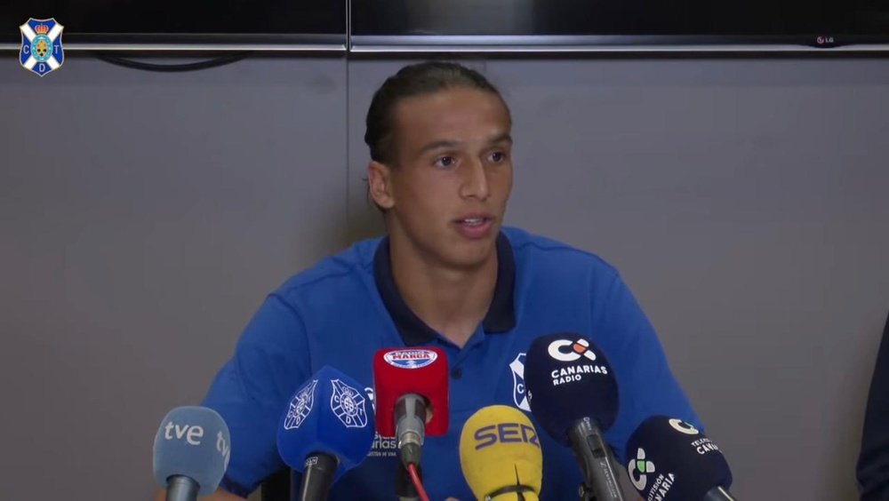 Yanis, en su presentación como jugador del Tenerife. CD Tenerife