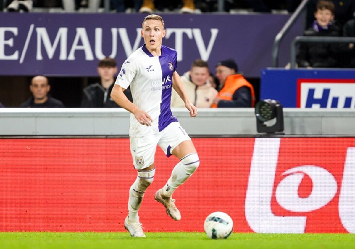 Augustinsson durante un partido con el Anderlecht