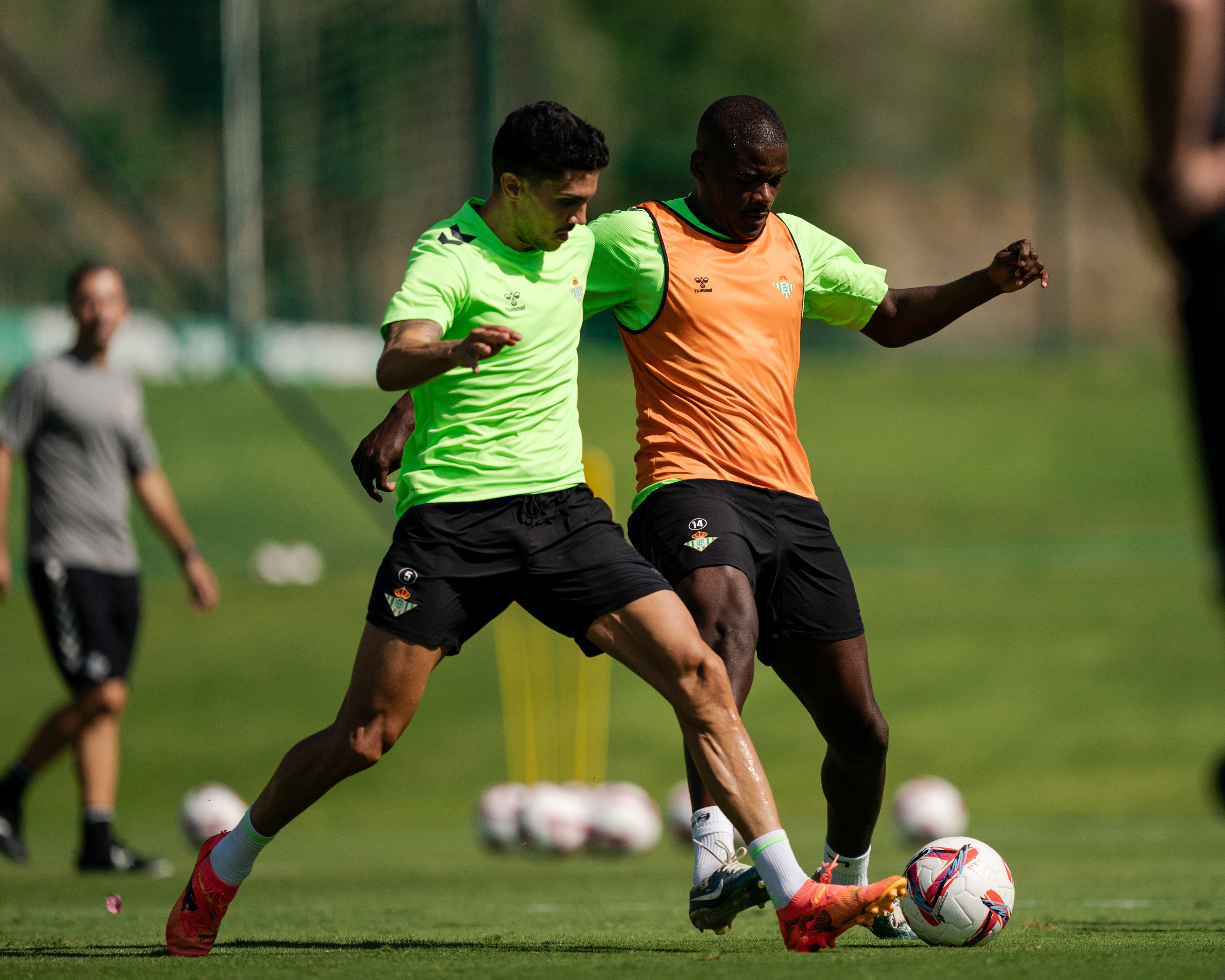 Marc Bartra y William Carvalho en la sesión de entrenamiento.- RBB