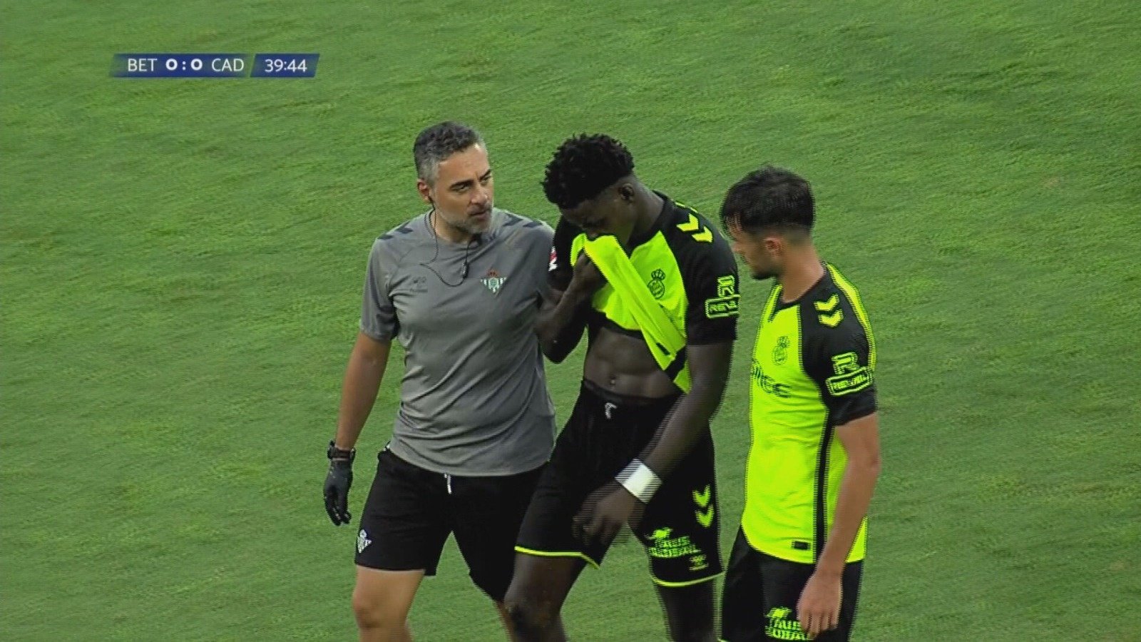 Mendy se retira lesionado en compañía del médico del Real Betis