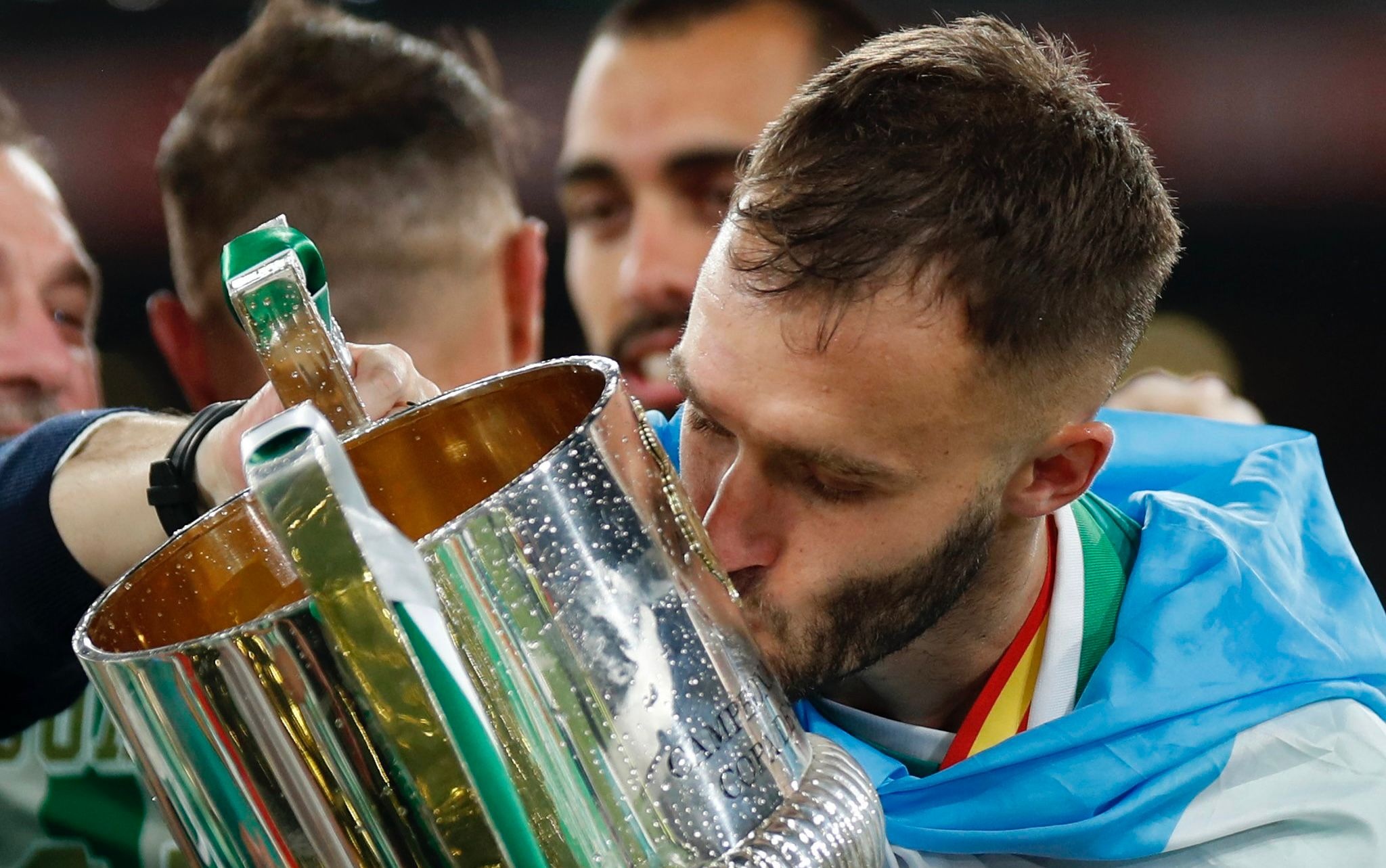 Pezzella, junto a la Copa del Rey. RBB