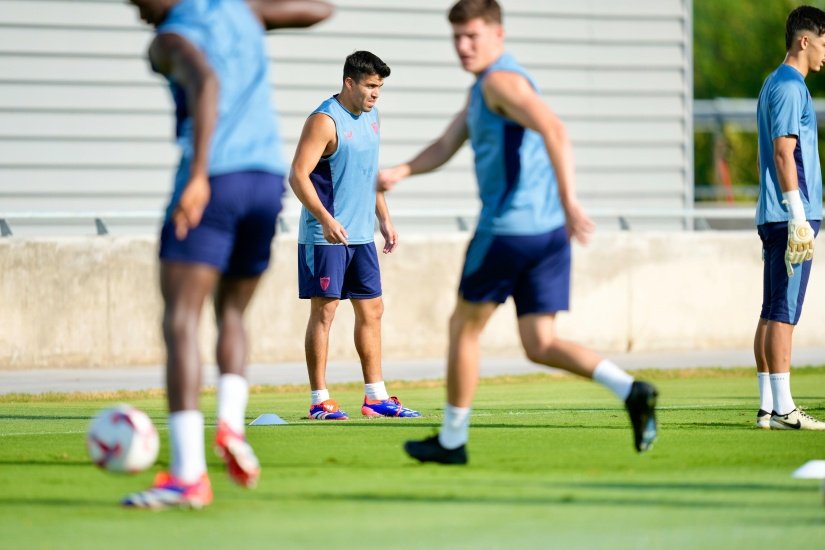 Marcos Acuña, durante su primer entrenamiento con García Pimienta en el Sevilla FC   Foto: SFC