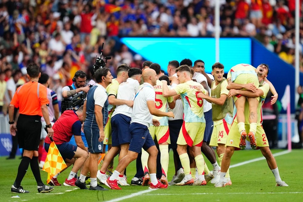 La Selección Española celebrando el primer gol de Sergio Camello ante Francia en los Juegos Olímpicos Foto: Selección Española