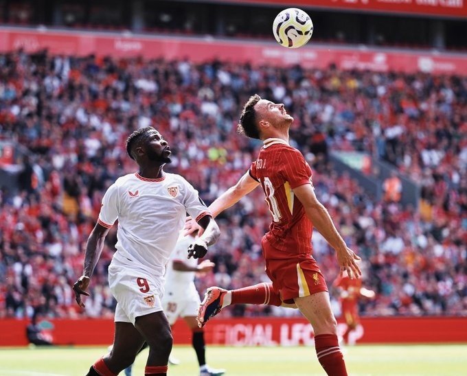 Diogo Jota llevándose un balón de cabeza ante Iheanacho en el amistoso entre Liverpool FC y Sevilla FC  Foto: Liverpool FC