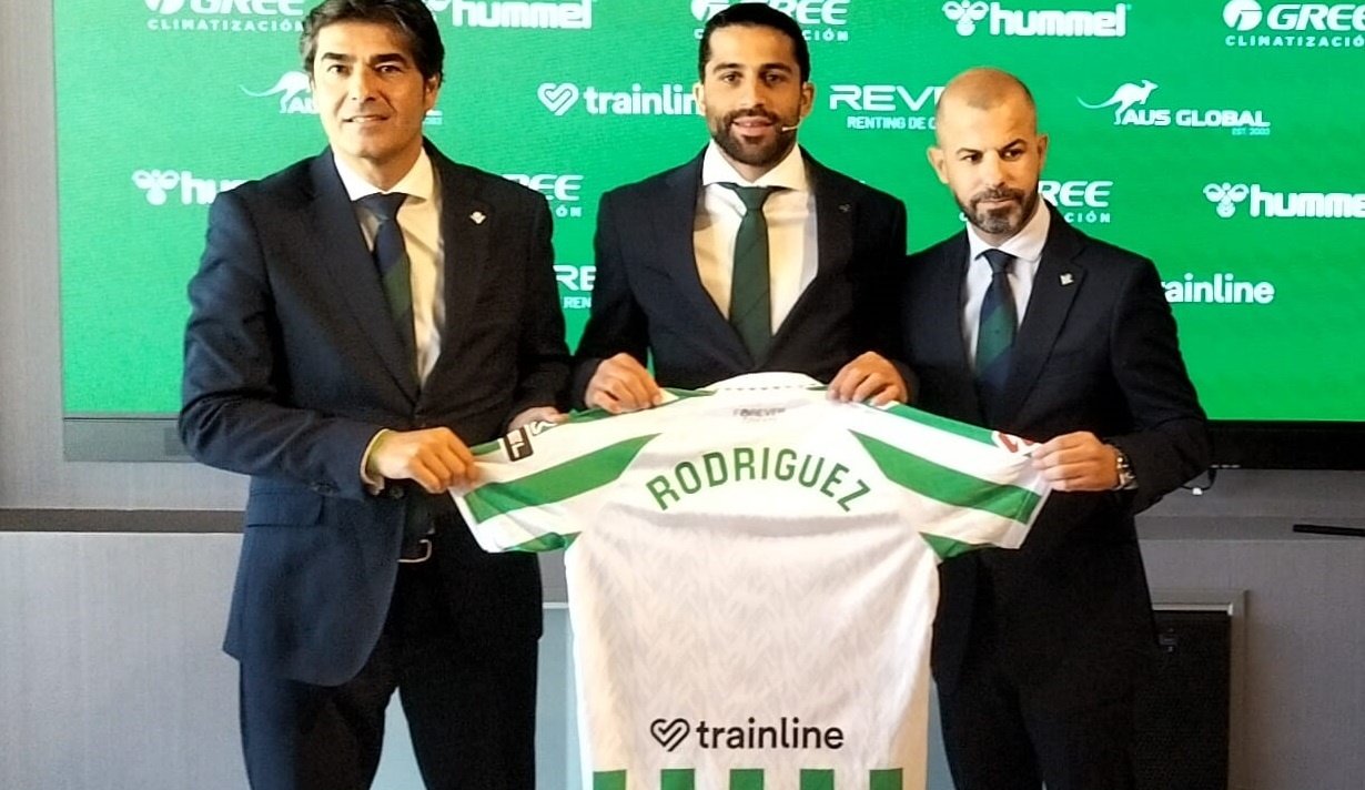 Ángel Haro, Ricardo Rodríguez y Manu Fajardo, este lunes durante la presentación del jugador.- JGS