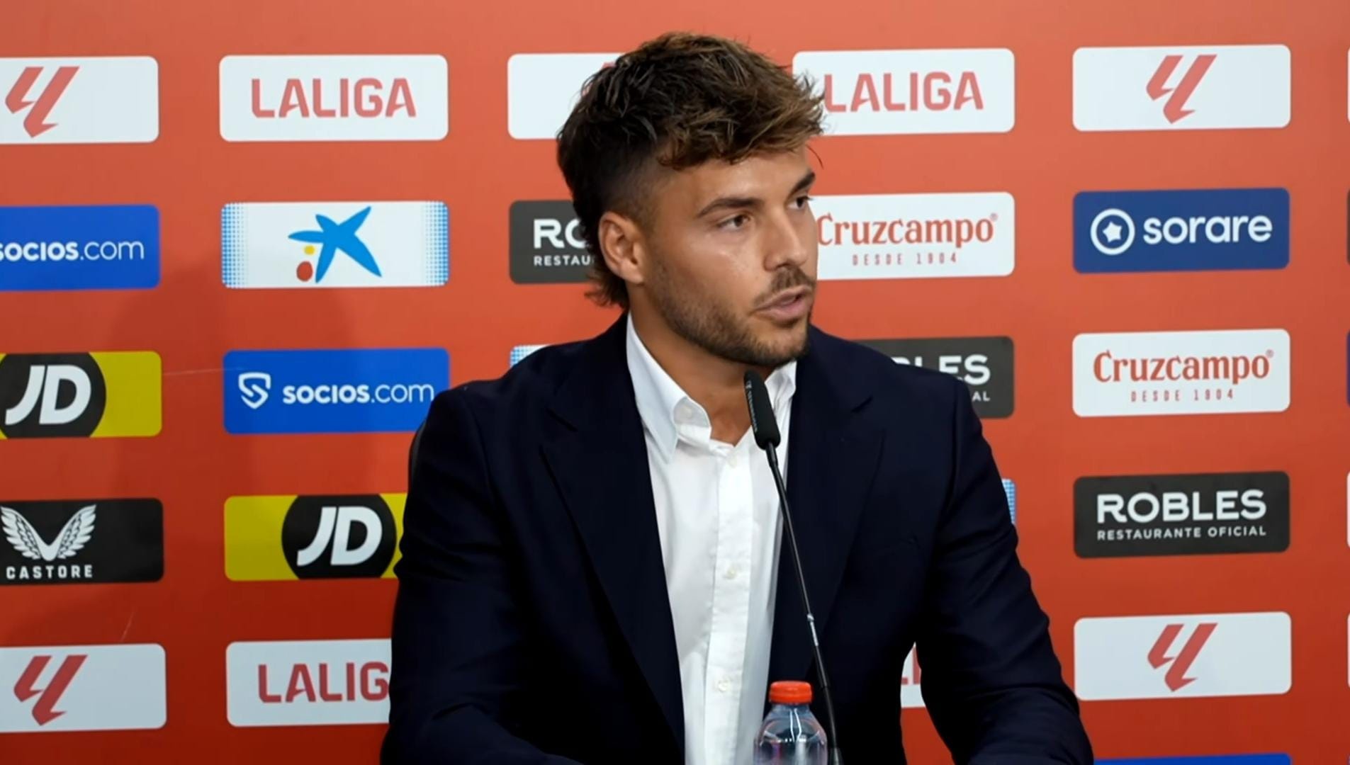 Álvaro Fernández en su presentación con el Sevilla FC