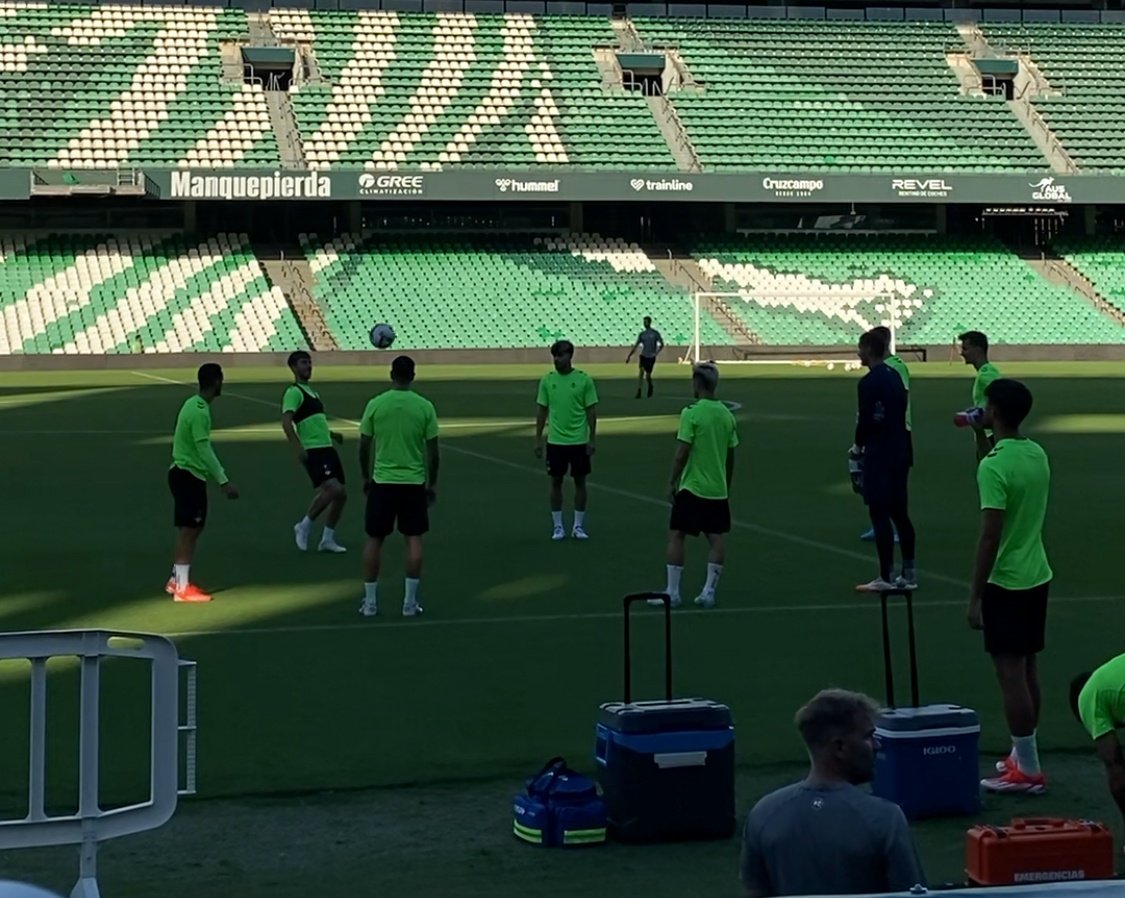 El Real Betis se ejercita en el Villamarín.