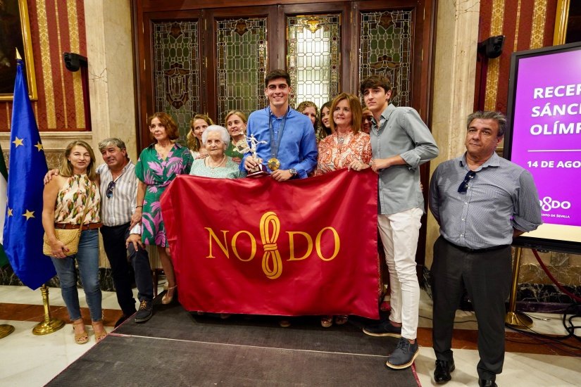 Juanlu junto a su familia en el acto de reconocimiento por parte del Ayuntamiento de Sevilla tras conseguir la medalla de oro en los Juegos Olímpicos Foto: SFC