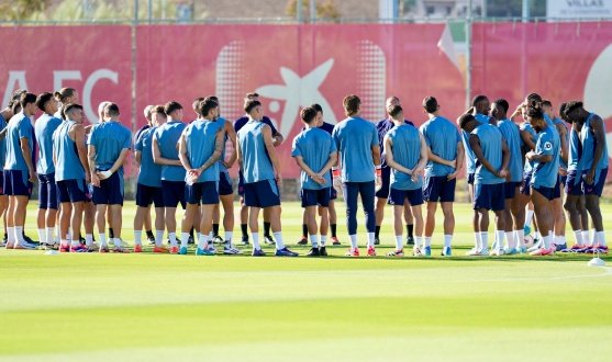 Jugadores del Sevilla FC junto al cuerpo técnico en un entrenamiento antes de debutar en LaLiga 2024-25  Foto: SFC