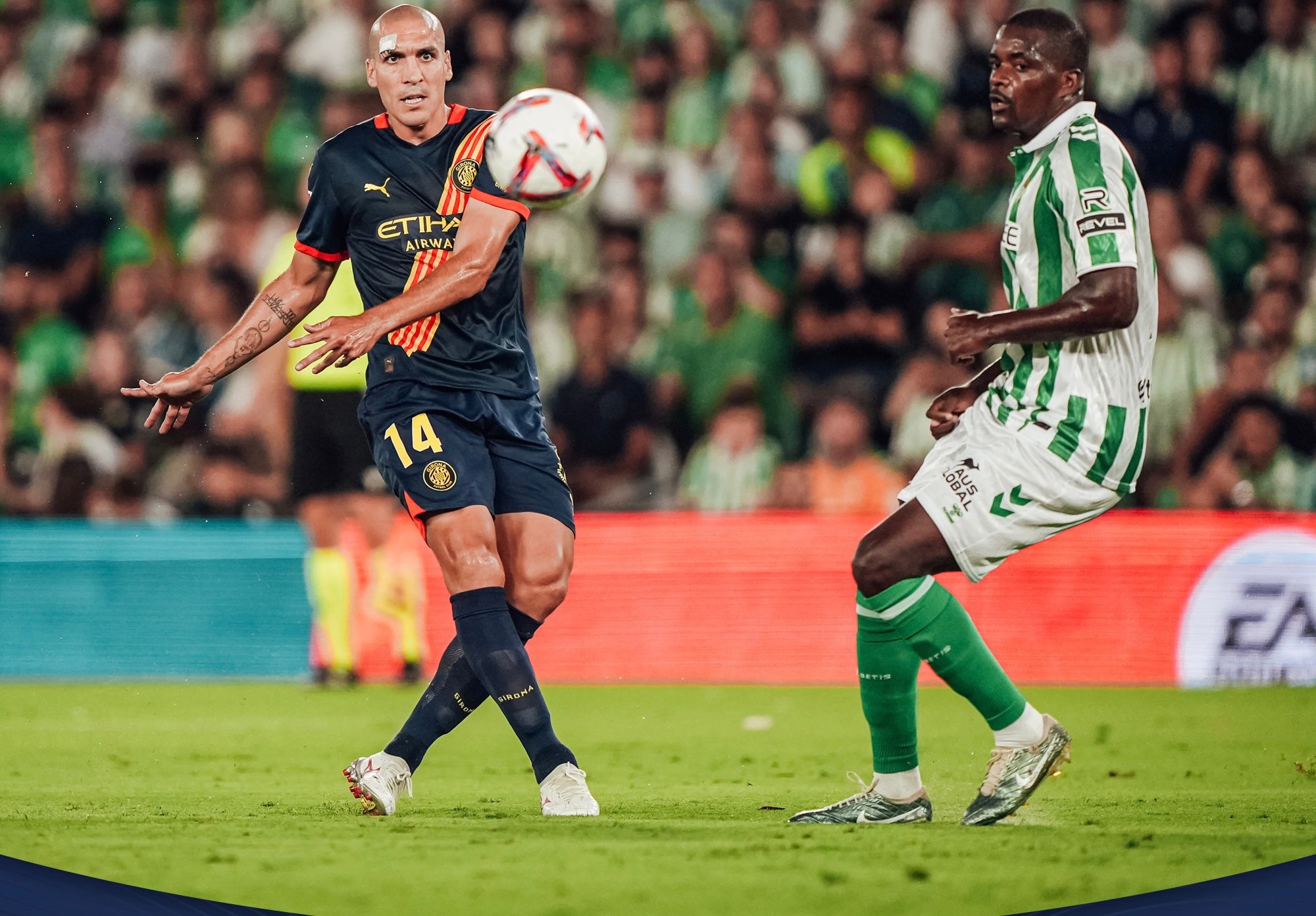 Oriol Romeu y William Carvalho, en el duelo.  Girona