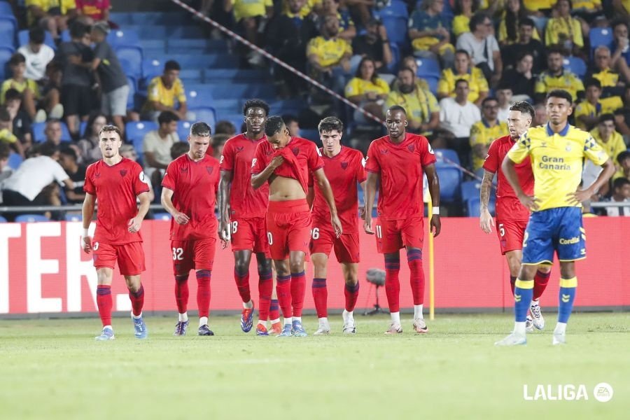 Los jugadores del Sevilla FC regresan a su campo tras celebrar su primer gol en LaLiga 2024-25  Foto:  LaLiga