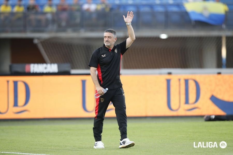 García Pimienta saluda a la afición de la UD Las Palmas en su regreso a la isla como entrenador del Sevilla FC   Foto: LaLiga