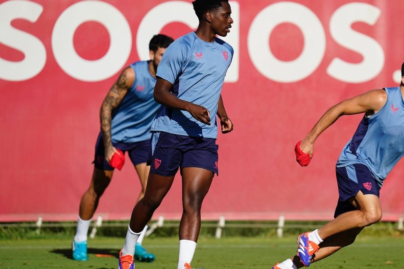 Sambi Lokonga entrena con sus compañeros tras superar su lesión  Foto: SFC