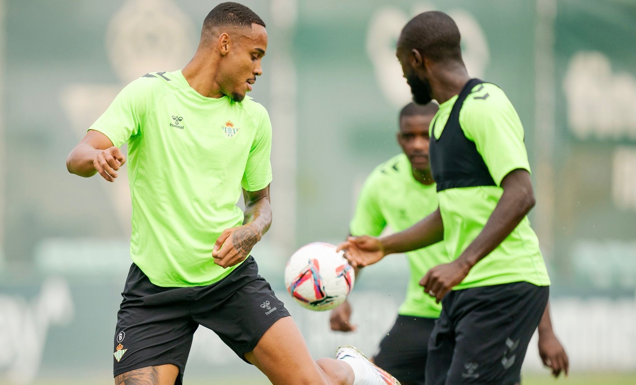 Natan, en un entrenamiento junto a Sabaly y Carvalho. RBB