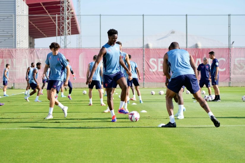 Los jugadores del Sevilla FC durante el entrenamiento del 21 de agosto  Foto: SFC