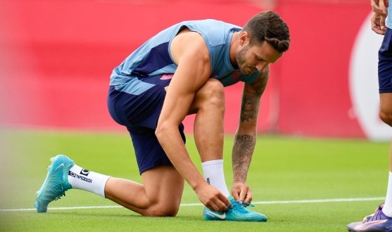 Saúl Ñíguez se ata los cordones antes de un entrenamiento con el Sevilla FC  Foto: SFC