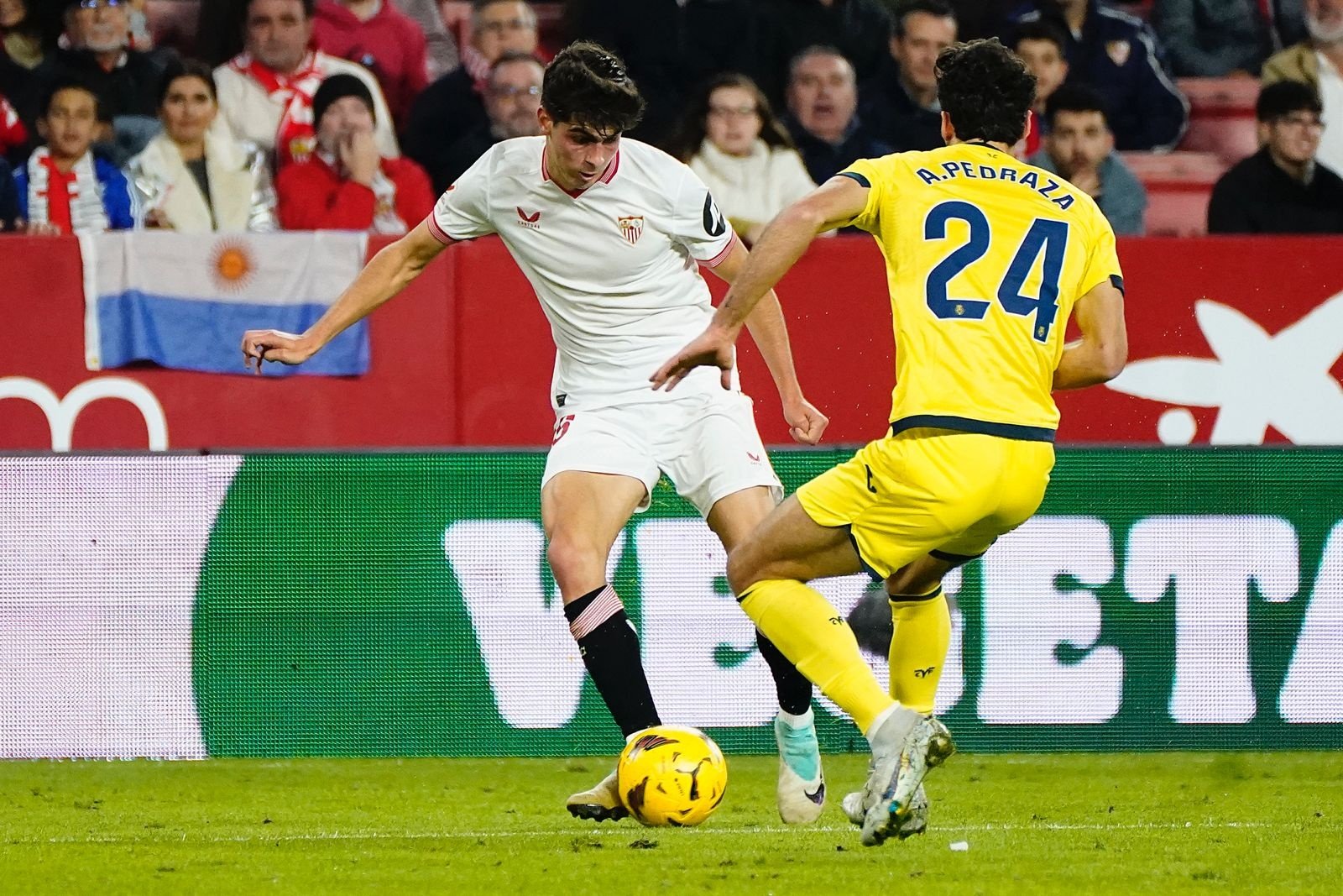 Juanlu pone un centro al área delante de Alfonso Pedraza en un Sevilla FC-Villarreal  Foto: SFC