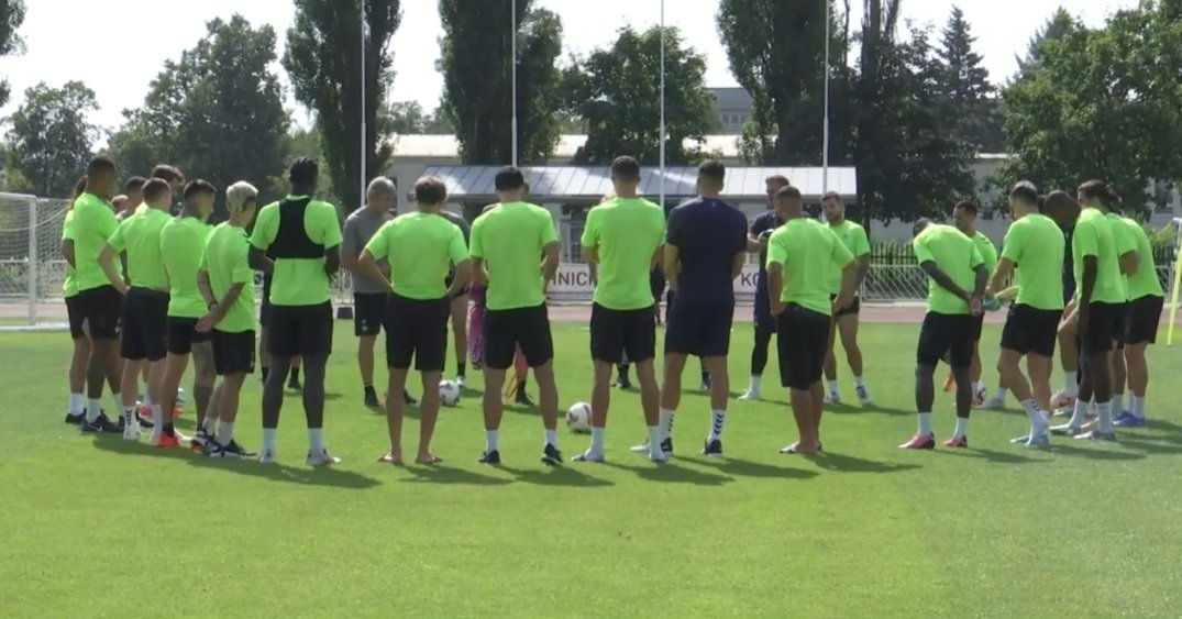 Manuel Pellegrini charla con sus jugadores durante el entrenamiento de este viernes en Kosice.- RBB