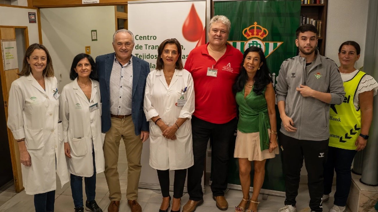 Rafael Gordillo, junto a personal del Centro de Transfusión, Tejidos y Células de Sevilla.- RBB