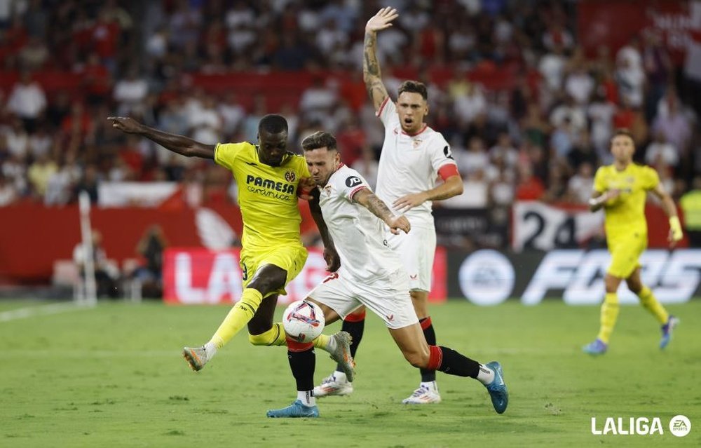 Saúl pugna un balón con Nicolas Pépé durante el Sevilla FC-Villarreal Foto: LaLiga