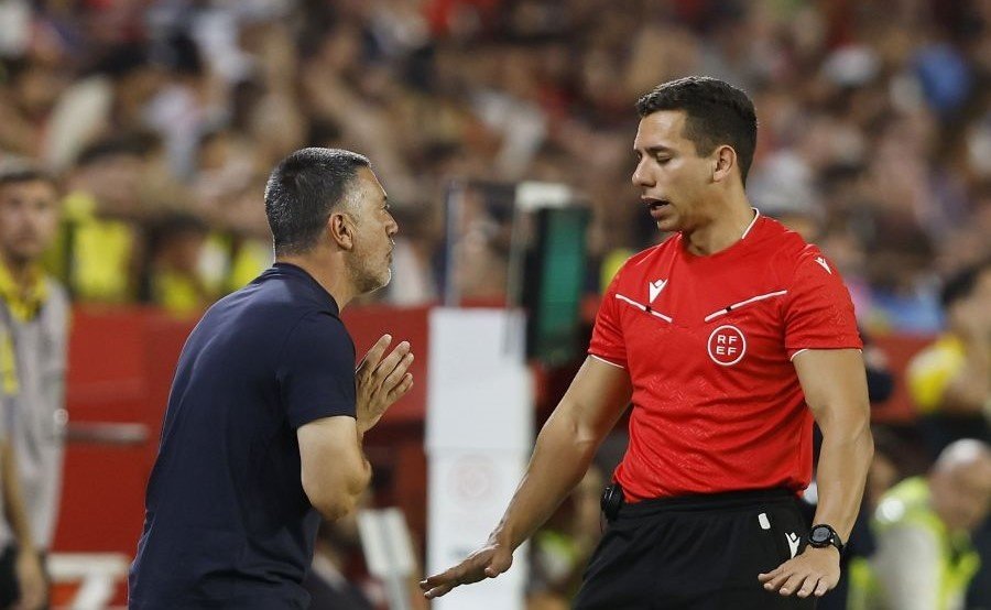 García Pimienta protesta una acción arbitral al cuarto árbitro del Sevilla FC-Villarreal  Foto: LaLiga