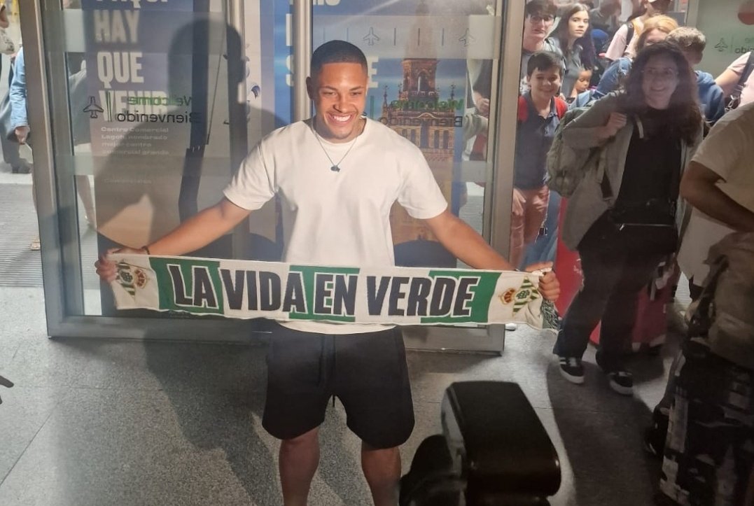 Vitor Roque ha llegado este sábado por la noche a Sevilla para firmar por el Betis.- J.M. Castizo