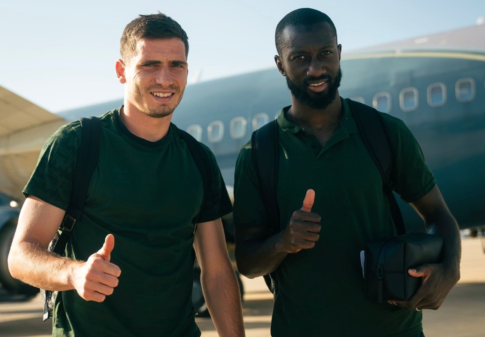 Perraud y Sabaly posan en el aeropuerto antes de viajar a Vitoria. RBB