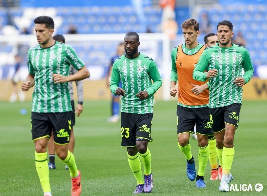 Bartra calienta junto a Sabaly, Diego Llorente y Fornals antes del partido en Mendizorroza.- LaLiga