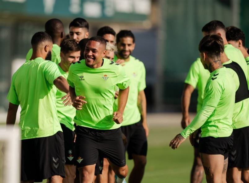 Vitor Roque, en el primer entrenamiento del pasado lunes junto a sus nuevos compañeros del Real Betis, que le han hecho el tradicional pasillo de bienvenida.- RBB