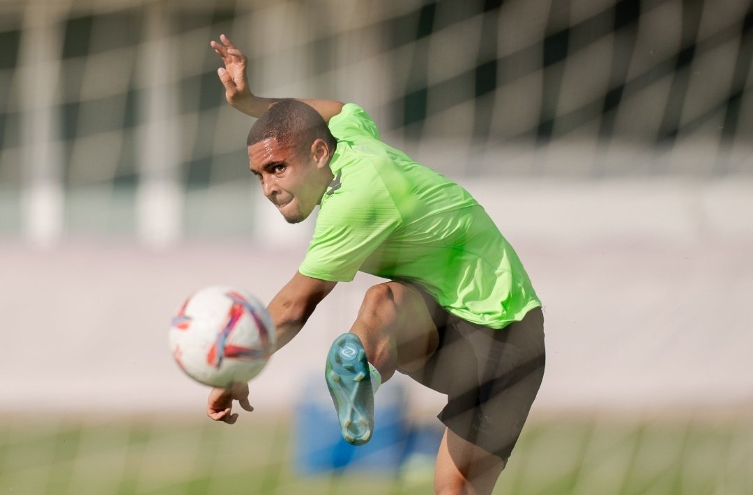 Vitor Roque ha entrenado este lunes junto a sus nuevos compañeros del Real Betis, que le han hecho el tradicional pasillo de bienvenida.- RBB